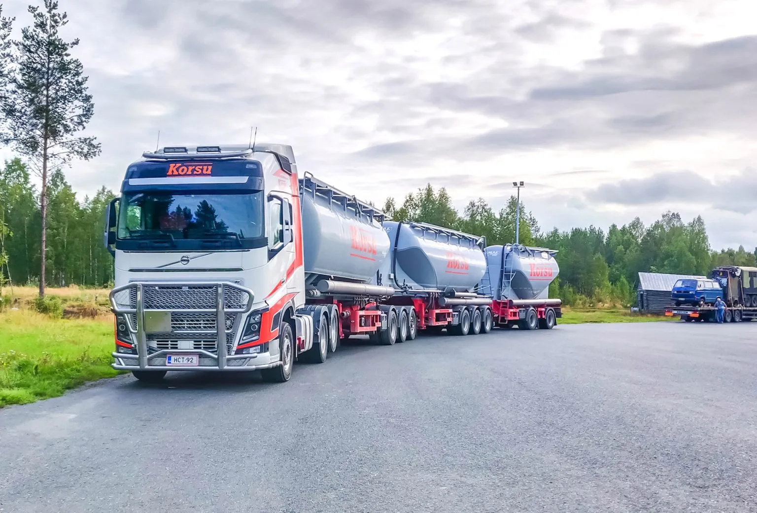 Volvo FH16 750 (4th Generation)  Operator / Fleet: Korsu Oy (a Finnish transport company)  Vehicle Configuration: HCT (High Capacity Transport) multi-trailer bulk powder/cement tanker combination