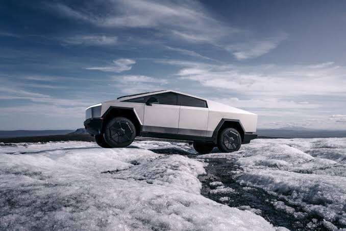 Tesla Cybertruck  Model / Year: 2024–2026 Model Years